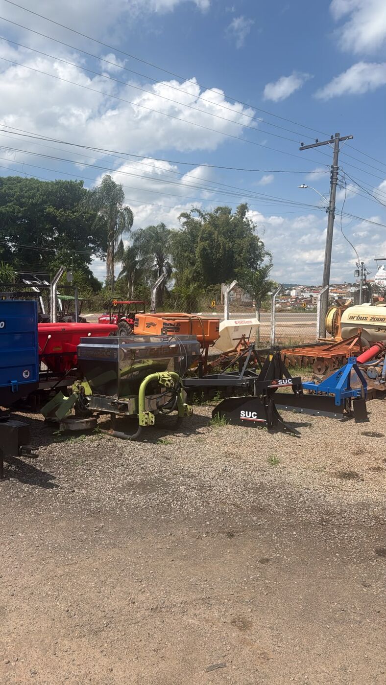 Pátio de máquinas e implementos da BR Tratores