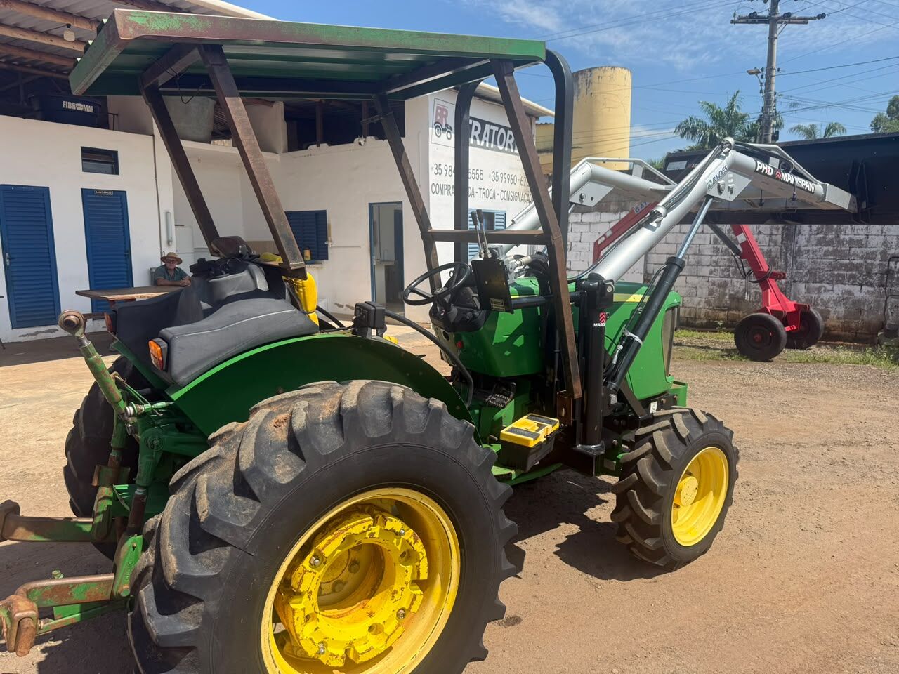 Trator John Deere com carregadeira frontal